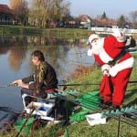 Lecsap a Mikulás a horgász zsákmányára.