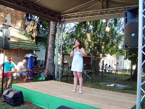 Redenczki Marcsi stand-up comedi műsorával szórakoztatja a közönséget.