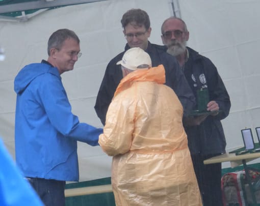 Badár Sándor átveszi a kitüntetést.