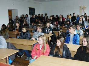 Az érdeklődő gyerekek.