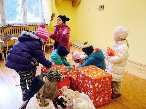 A csomagokból játékok és mikuláscsomagok kerültek elő.