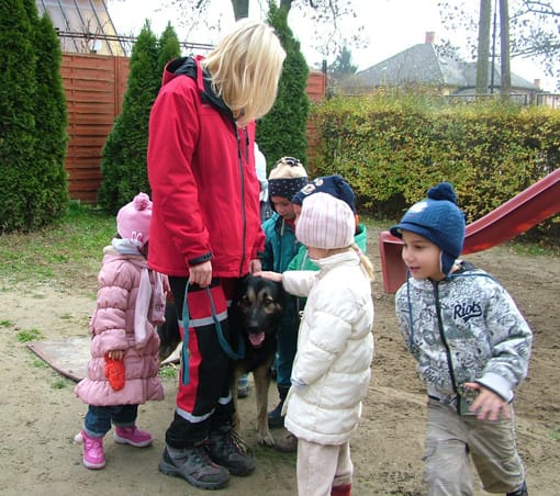 A gyerekek a bemutató végén megsimogathatták az okos kutyusokat.