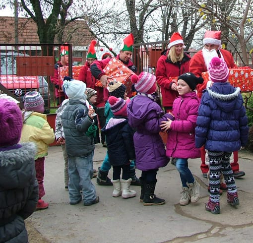 A kutyusok pihenni mentek és elküldték maguk helyett a Mikulást.