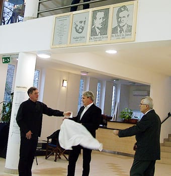 Dr. Dömsödi József, az alapítvány elnöke, Dr. Rébeli Szabó Tamás önkormányzati képviselő, bizottsági elnök és Dr. Demeter Attila alpolgármester leleplezte a pólós elődök arcképét.
