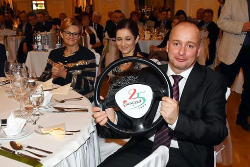 Ifj. Magyar József átvette édesapjától az irányítást jelképező kormánykereket. Fotó: Vidovics Ferenc.