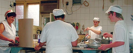 Készülnek az ünnepi sütemények.