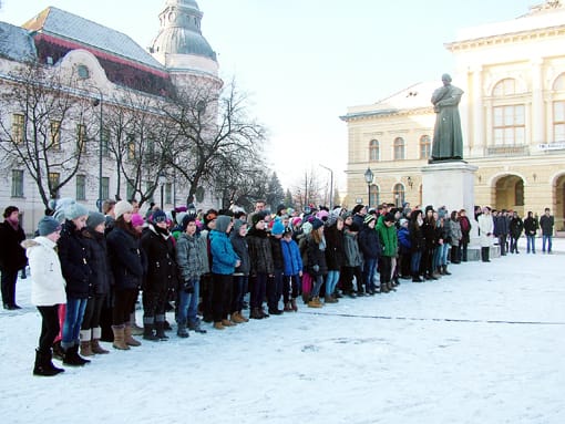A Kossuth téren a résztvevők elénekelték a Himnuszt.