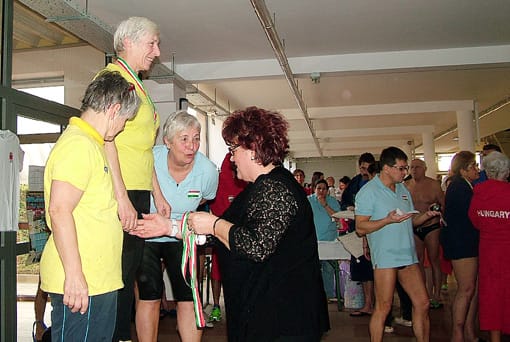 Hölgyek eredményhirdetése, Márton Mária a díjátadó. Bocskai Zsófia bronzérmes.