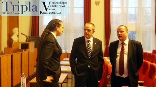 Szűcs György szervező balról vállalkozókkal beszélget.