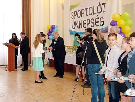 A díjakat Szirbik Imre polgármester adta át a fiatal tehetséges sportolóknak.