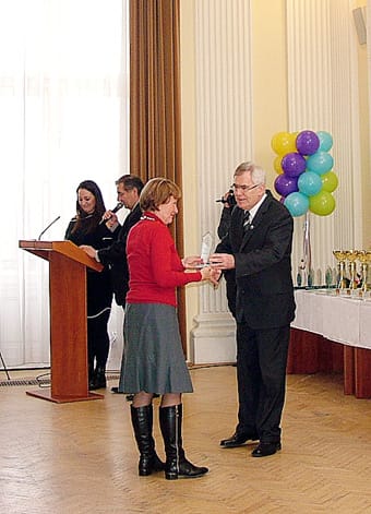 Kézsmárkiné Piti Irén veszi át a jutalmat dr. Demeter Attila alpolgármestertől.