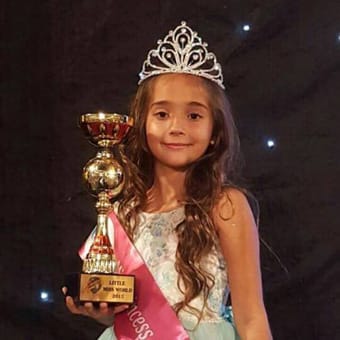 Little Miss Hungary gyermekszépségverseny, és az egyik kis győztes.