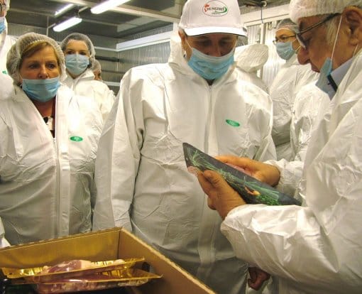 Dr. Budai Gyula a cég termékeivel ismerkedik.