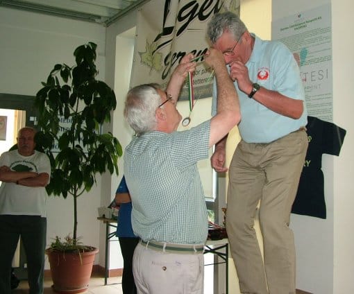 Díjátadó Dr. Demeter Attila alpolgármester, a díjat kapja Melkuhn Dezső úszó.