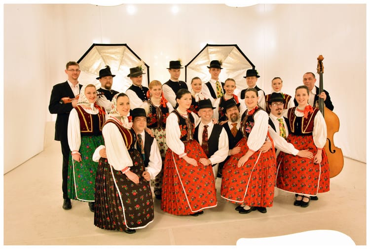 Cirkalom táncegyüttes.