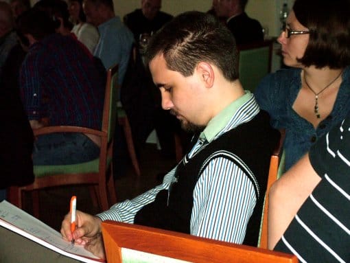 Haluk-Tibor-a-konferencián-szorgalmasan-jegyzetel.