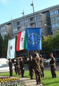 zaszlofelvonas.jpg