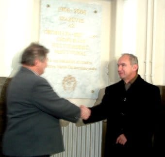 Emléktábla_előtt.jpg Emléktábla_előtt.jpg
