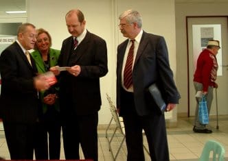 Dr_Rácz_Jenő_kollégák_között.jpg Dr_Rácz_Jenő_kollégák_között.jpg