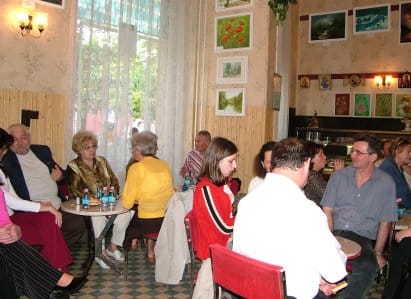Összejövetel a Petőfi cukrászdában.jpg Összejövetel a Petőfi cukrászdában.jpg