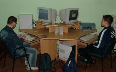 Internetezők_a_faluházban.jpg Internetezők_a_faluházban.jpg