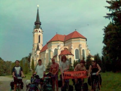 A_St_Jupát_kerékpárosai_Ronokon_a_Szent_Imre_templomnál.jpg A_St_Jupát_kerékpárosai_Ronokon_a_Szent_Imre_templomnál.jpg