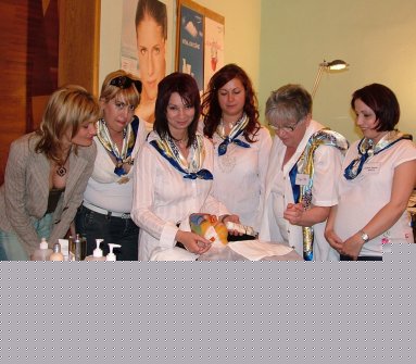 A_dr_Renaud_helyi_stábja.jpg A_dr_Renaud_helyi_stábja.jpg