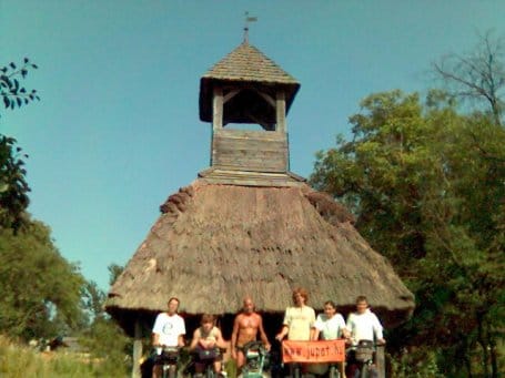 Csapatunk Pankaszon a szoknyás haranglábnál.jpg Csapatunk Pankaszon a szoknyás haranglábnál.jpg