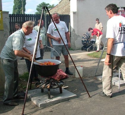 A_Vöröskereszt_egyik_bográcsa.jpg A_Vöröskereszt_egyik_bográcsa.jpg