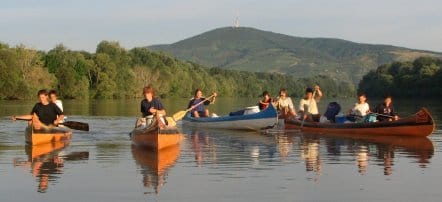 A_háttérben_Tokaj_lankái.jpg A_háttérben_Tokaj_lankái.jpg