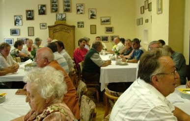 A_tagság_a_relikviákkal.jpg