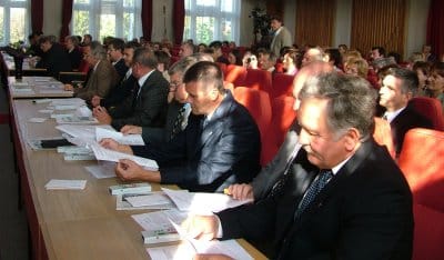 Fidesz_KDNP oldalról.jpg
