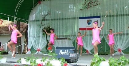 Kis_mazsorettek.jpg