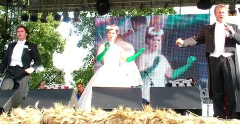 Közben_folytak_a_fantasztikus_műsorok.jpg Közben_folytak_a_fantasztikus_műsorok.jpg