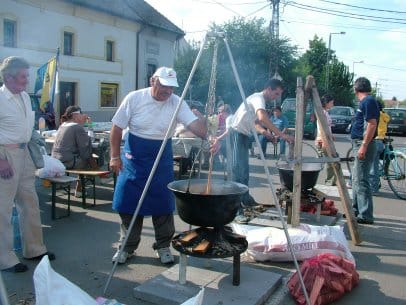 Közel_a_180-adik_bográcshoz_a_sor_végén.jpg Közel_a_180-adik_bográcshoz_a_sor_végén.jpg