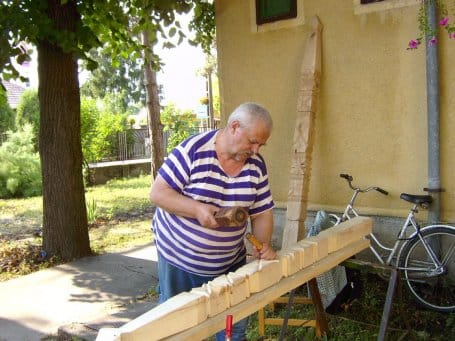 Lovag Imre Károly erre az alkalomra farag kopjafát.jpg Lovag Imre Károly erre az alkalomra farag kopjafát.jpg