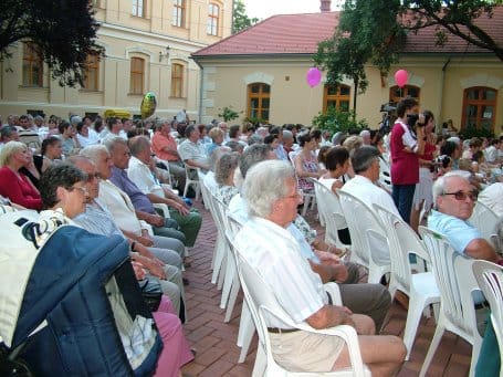 Megtelt_az_udvar.jpg Megtelt_az_udvar.jpg