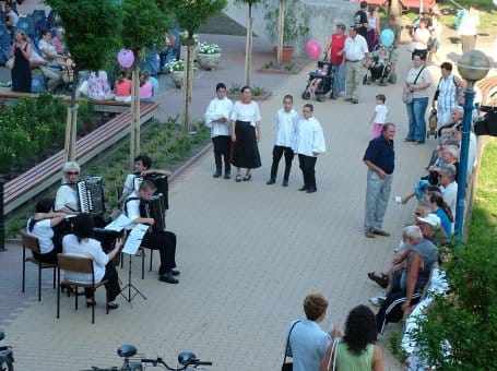 Vajdasági_harmonikások_a_Szent_Miklós_téren.jpg Vajdasági_harmonikások_a_Szent_Miklós_téren.jpg