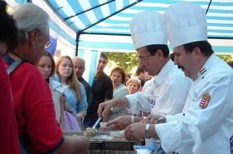 Babák_Mihály_polgármester_és_Prohászka_főszakács_szilvás_inyencséget_főzött.jpg Babák_Mihály_polgármester_és_Prohászka_főszakács_szilvás_inyencséget_főzött.jpg