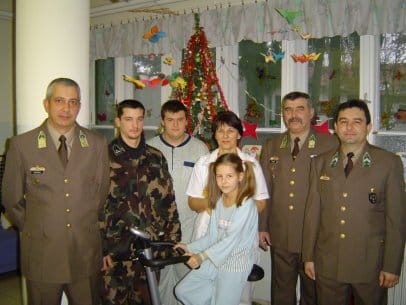 A_karácsonyi_ajándék_átadásakor.jpg