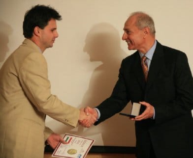 Pónyai György a Magyar Minőség Társaság elnöke adja át a díjat.jpg