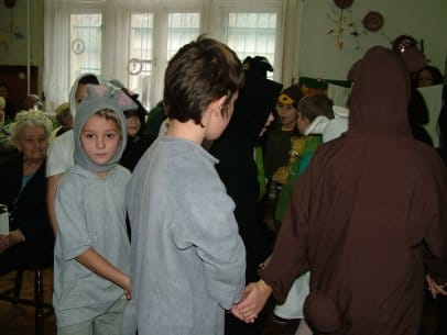 Tánc az élőfennyő körül.jpg Tánc az élőfennyő körül.jpg