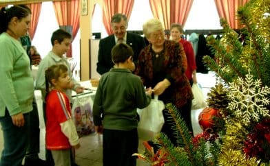 A Magyar házaspár átadja az ajándékokat_2.jpg A Magyar házaspár átadja az ajándékokat_2.jpg