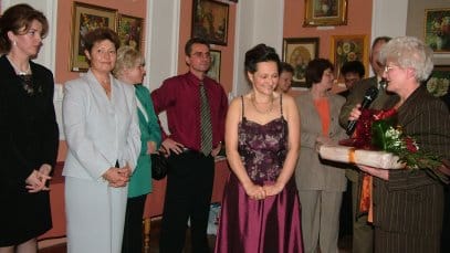 A háziasszony is ajándékot kap.jpg