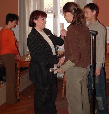 Dr_ Dóczi Margit az egyesületünk képviseletében átadja a díjakat.jpg Dr_ Dóczi Margit az egyesületünk képviseletében átadja a díjakat.jpg