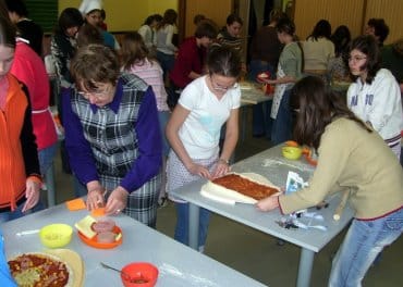 Pizzakászítés1.jpg Pizzakászítés1.jpg