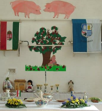 A háttérben a díjakkal.jpg A háttérben a díjakkal.jpg
