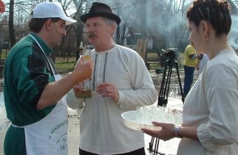 A házigazda dr Prozlik László polgármester pálinkával kínálja a bölléreket.jpg A házigazda dr Prozlik László polgármester pálinkával kínálja a bölléreket.jpg