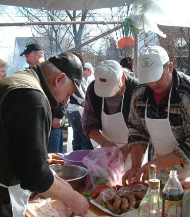 Díszítés közben.jpg Díszítés közben.jpg