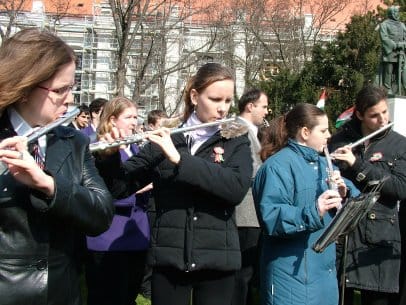 A V&aacute;rosi F&uacute;v&oacute;szenekar k&iacute;s&eacute;rte a z&aacute;szl&oacute;felvon&aacute;st &eacute;s a koszor&uacute;z&aacute;st.jpg